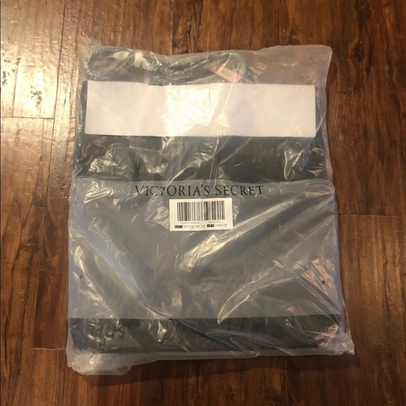 VICTORIA SECRET WOMANS NWT BAG - Picture 10 of 10